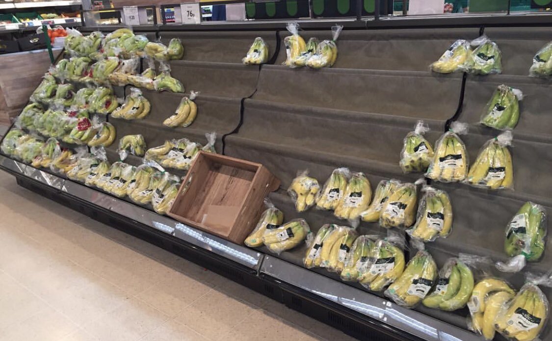 JulesVagner's tweet photo. Libérez les bananes du plastique ! Et tous les autres fruits par la même occasion. Ça n’a pas de sens !🍌
#PrintempsSansPlastique https://t.co/SyyqJTTFIa