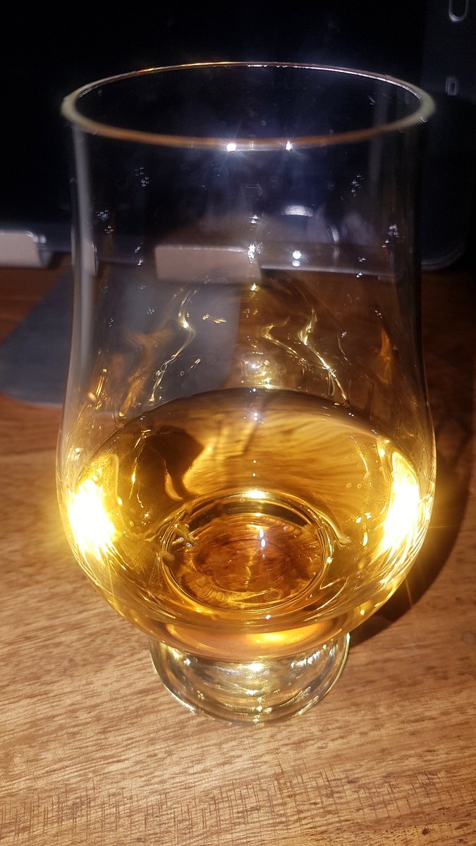 Mike____kelly's tweet photo. @whiskeytalk2U @thatsdramgood @DingleWhiskey @IrishMalts @DavidMarra @Causewaywhiskey @whiskeyfodder @Marc_Whiskey @whiskeyfinesse @Mac_a2 @Lynch_kinsale @Mik_da @IRLWhiskeyStout @daveswhiskey @beardydave81 @TheIrishWino @leydar @craig1scotty @cb_phil @CarlowTours @Bill_Linnane @MaltMusings @RealBMaxwell @BushmillsGlobal @BushmillsUK @LowrySeamus @PotStillWhiskey @StillTripleDist @dramofthemonth @GreatDrams @BoutiqueyDave @Jotterface @DistilledDan @WestCorkDistill @Whiskey_Chaser1 @SpiritAndWood @AVR_Whiskey_SOC @whiskyrepublic @Celticwhiskey @JohnBurke_IRL @JoeFMoore @irishwhisky88 Just the one taoscรกn for me tonight and that is @midletonvrare #Mvr18 for my #FridayNightDram slรกinte all๐ฅ https://t.co/VGv9Pv7neG