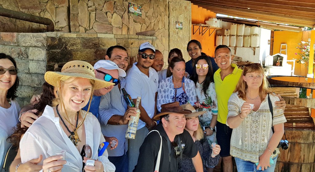 Sectur_Acapulco's tweet photo. #PostTianguis en #Acapulco
El grupo de Prensa y Compradores Internacionales del 44° #TianguisTurístico #TTACA visitó la Casa Mezcalera El Ahuate, parte de #FactoríaDeExperienciasTurísticas de @Sectur_Acapulco en conjunto @FideturAcapulco
@AcapulcoGob @Adela_Roman @JoseLBasilio https://t.co/Wxh7NmxPCu