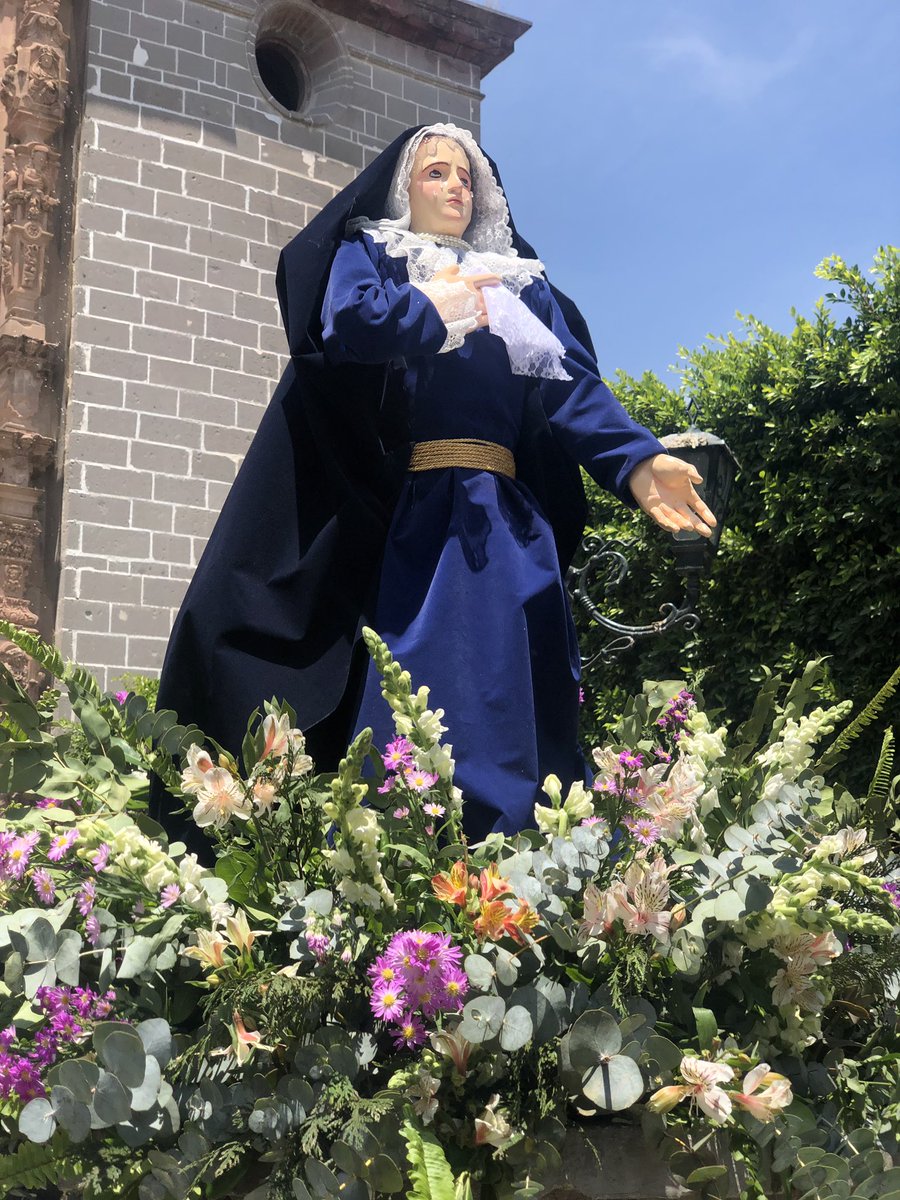 HOY VIERNES DE DOLORES Los fieles peregrinan en búsqueda de mas altares para seguir obteniendo en cada lugar agua fresca, paletas de hielo y la tradicional conserva de chilacayote que representan las lagrimas de la Virgen. 
¡Ven y siente el latir de nuestras tradiciones!