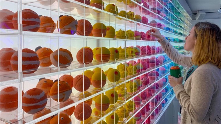 British naturals brand Lush packaging reduces waste bit.ly/2IuAiBE <a href="/d_daswaney/">Disha Daswaney</a> reports for @Stylus_LIVE #HearstLive