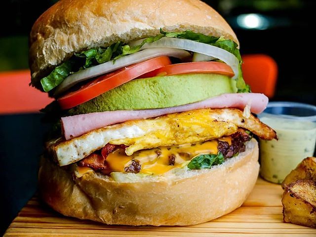 ananas_pf's tweet photo. ¡Y llegó la primavera! Al menos a #AnanasPf sí y viene con toda la actitud de fin de semana: Lechuga, tomate, cebolla, carne, queso fundido, aguacate, huevo, jamón, tocineta y mayonesa. ¡Que más se le puede pedir al cuerpo!

#FinDeSemana #Ananisate #Anan… https://t.co/uqPbNchrDB https://t.co/Y92jLcO6IN