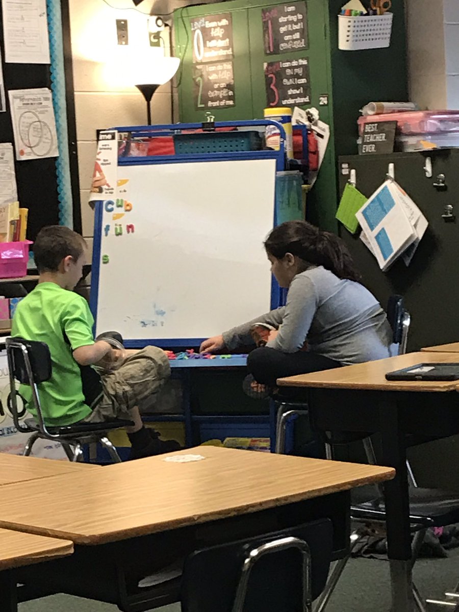 BethWessel's tweet photo. ❤️ when a student comes up and offers to coach another student #makingwords #teacherinthemaking #nis https://t.co/I5eCi5C97U