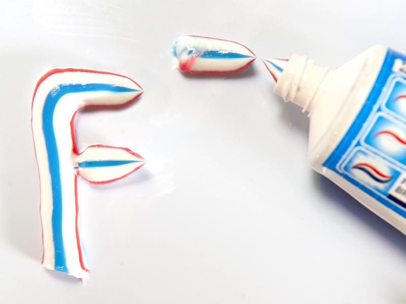 Фтор содержится в зубной пасте. Fluoride в зубной пасте что это. зубная паста с фтором. зубная паста fluor. зубная паста в виде ракеты.