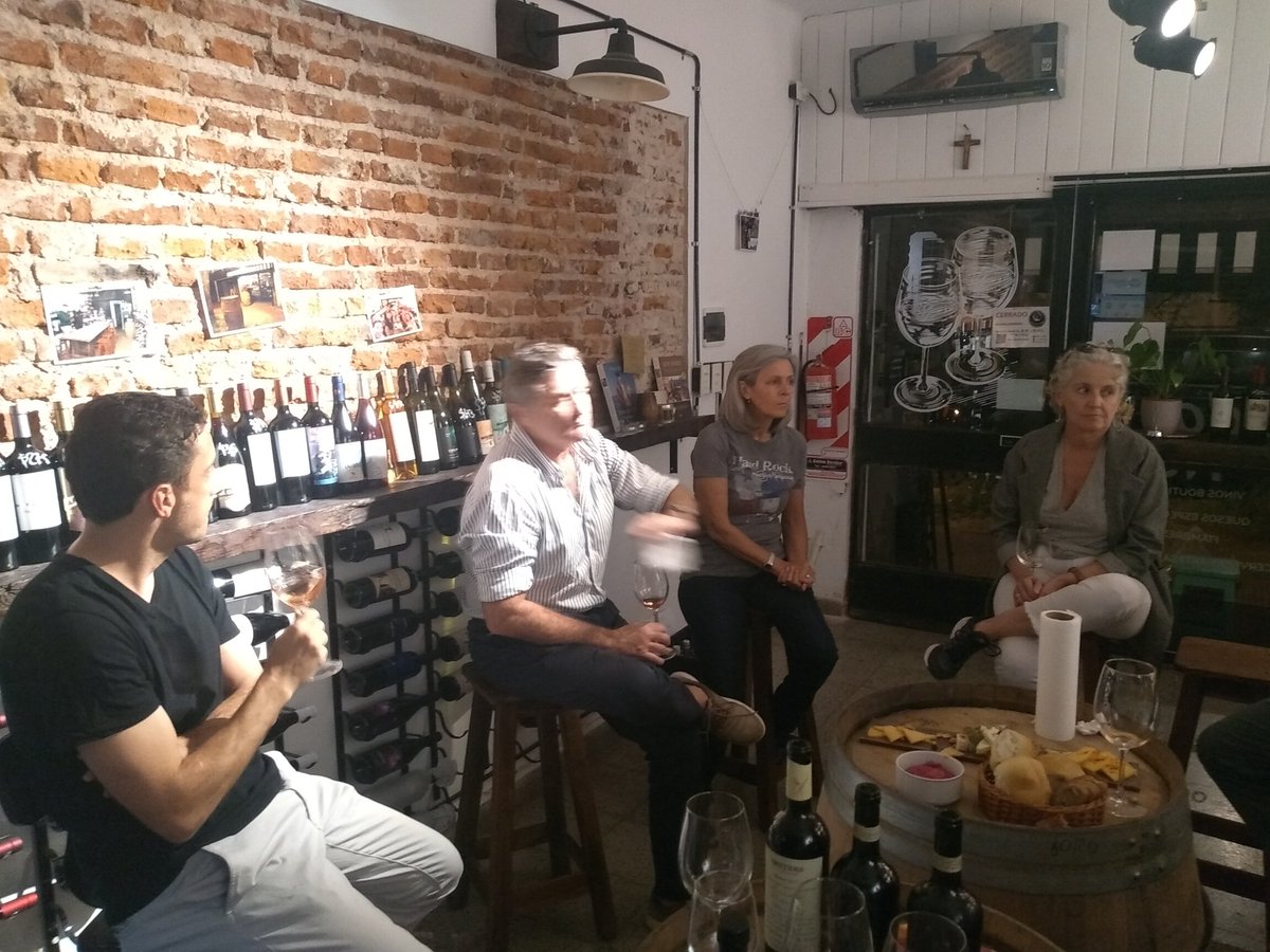 paladar_noir's tweet photo. Federico Sottano nos empieza a explicar los inicios de la bodega Aristides @aristideswines 
Y pronto saldrá en la radio en #Rosario con @pablohamud en #CopyWine https://t.co/UA34fh3xV6