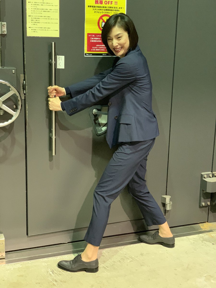 緊急取調室 Twitter પર まもなく グッドモーニング 舞台裏でスタンバイ中の 天海祐希 さん 緊急取調室 キントリ ドアはそんなに重くありません