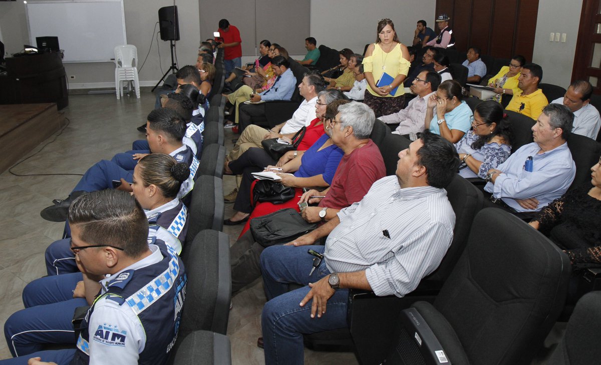 ATMGuayaquil's tweet photo. Este regreso a clases lo más importante es la seguridad de nuestros hijos. Por eso capacitamos gratuitamente a los transportistas de expresos escolares e instituciones, sobre normas, leyes y reglamentos que contribuyen a mejorar el servicio vial. 
#ATM #ATMInforma #ATMInnova https://t.co/D6TvAuwI3M