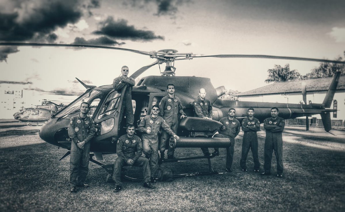 PauloBomfim14's tweet photo. "A má notícia é que o tempo voa. A boa é que somos pilotos!" Pilotos de Reconhecimento e Ataque do 1º BAvEx 🚁🇧🇷
#1BAvEx #HA1Fennec #ReqAtq #EHRA #AvEx #AviaçãodoExército https://t.co/ngplEYMKNd