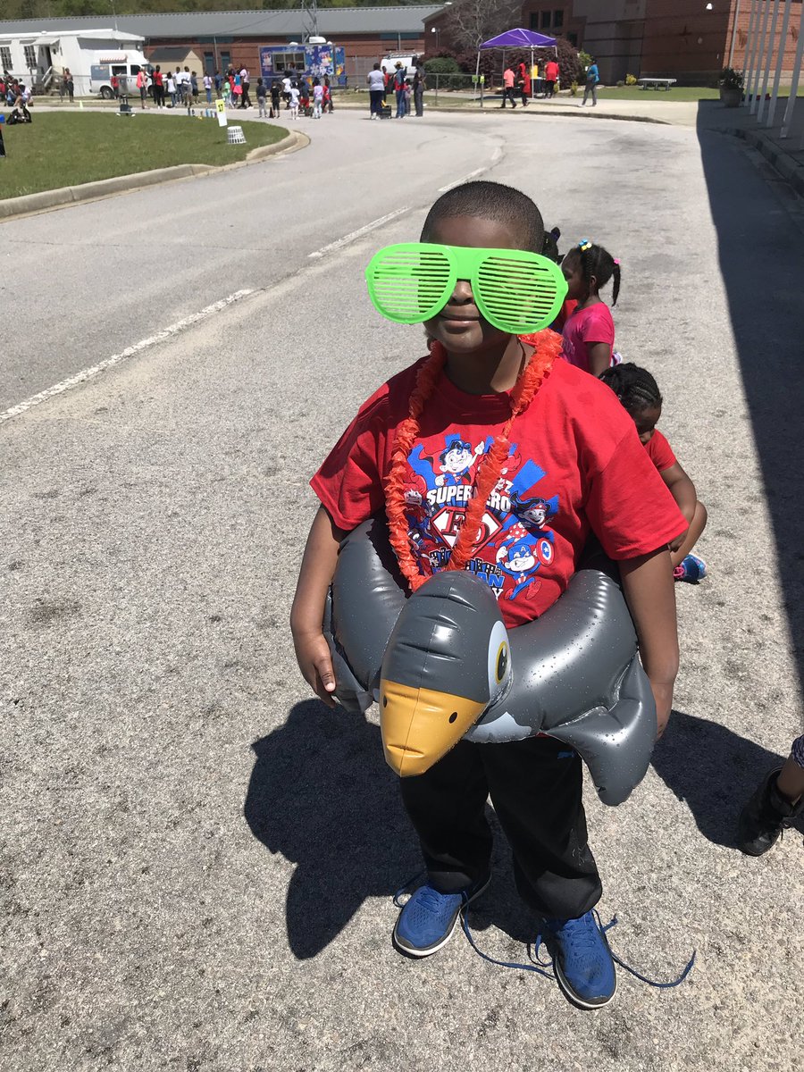 the_brandygrl75's tweet photo. @Killian_STEAM field day K-2 was a success! Lots of fun, sun and snow cones to make smiles and memories. @gore_mgore @franklinscsu @PaigeMaloneKES @RichlandTwo @karly_stevens https://t.co/55eTKla3ZC