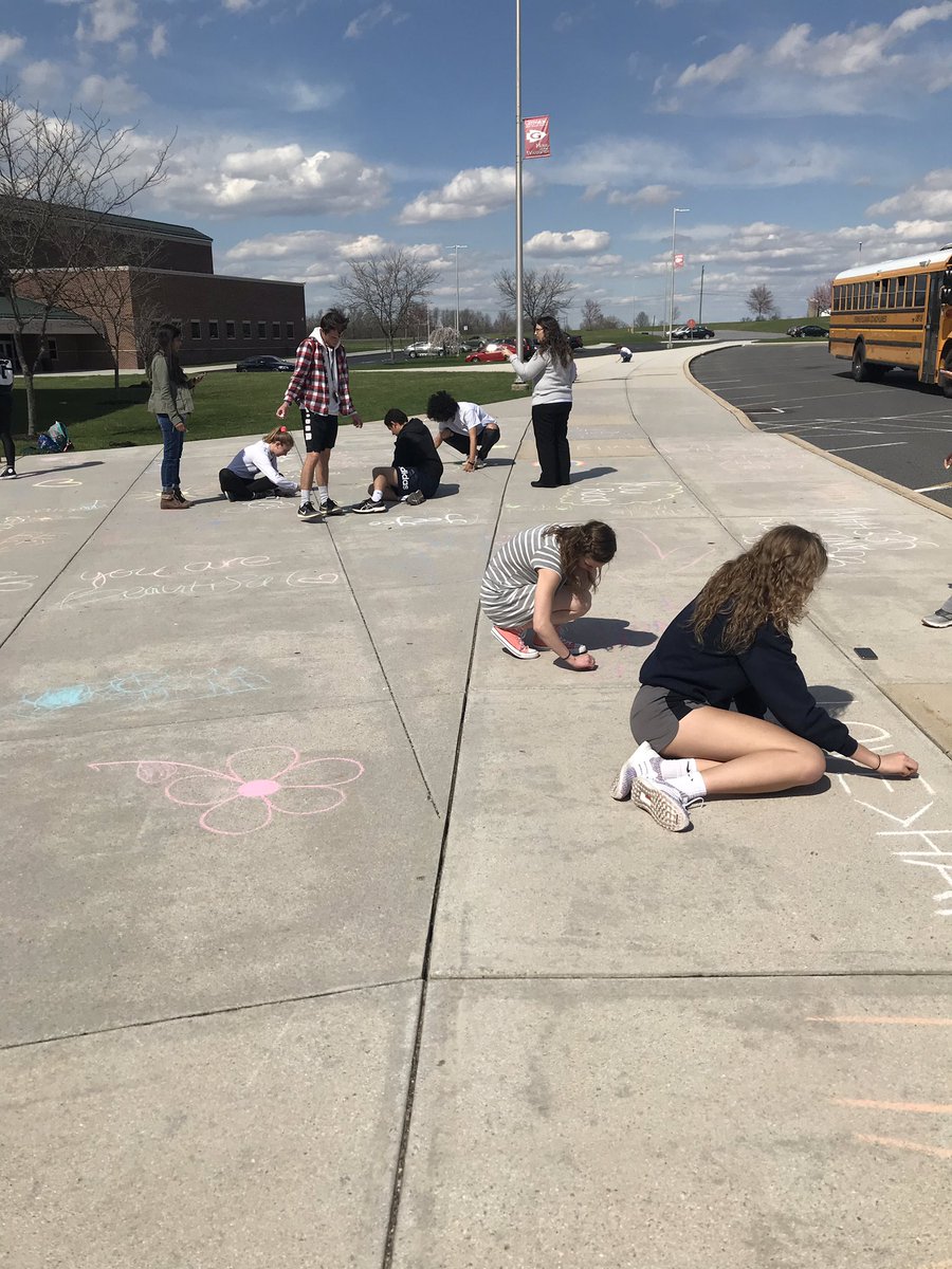 GahsKey's tweet photo. Today during Key Club’s monthly meeting members enjoyed writing inspiring words in chalk on the sidewalks in hopes of brightening other students’ and teachers’ school days! https://t.co/wlnQc3hb3C