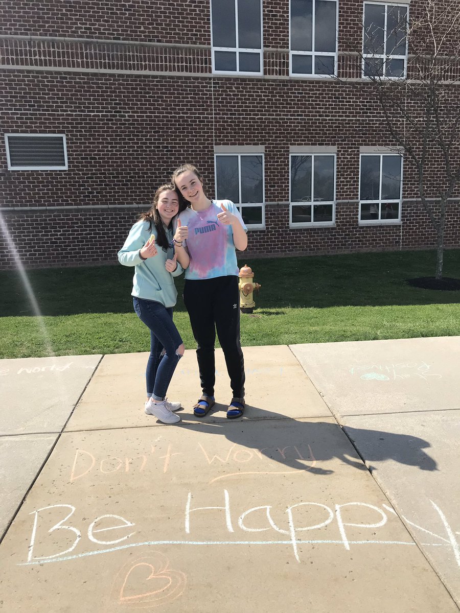 GahsKey's tweet photo. Today during Key Club’s monthly meeting members enjoyed writing inspiring words in chalk on the sidewalks in hopes of brightening other students’ and teachers’ school days! https://t.co/wlnQc3hb3C