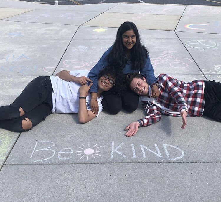 GahsKey's tweet photo. Today during Key Club’s monthly meeting members enjoyed writing inspiring words in chalk on the sidewalks in hopes of brightening other students’ and teachers’ school days! https://t.co/wlnQc3hb3C