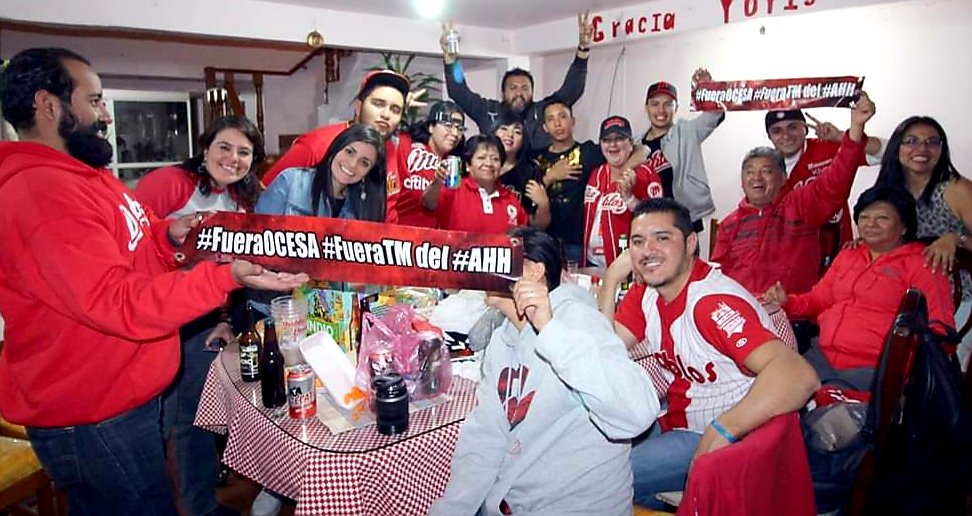 LaMarabuntaRoja's tweet photo. Ahora nos venden cerveza hasta la 8va entrada, vaya burrada de @ocesa Se tenía que decir y se dijo... #FueraOCESA #FueraTM del estadio de nuestros @DiablosRojosMX #VamosDiablos!!! #FiebreEscarlata https://t.co/4uzTCvnSOF