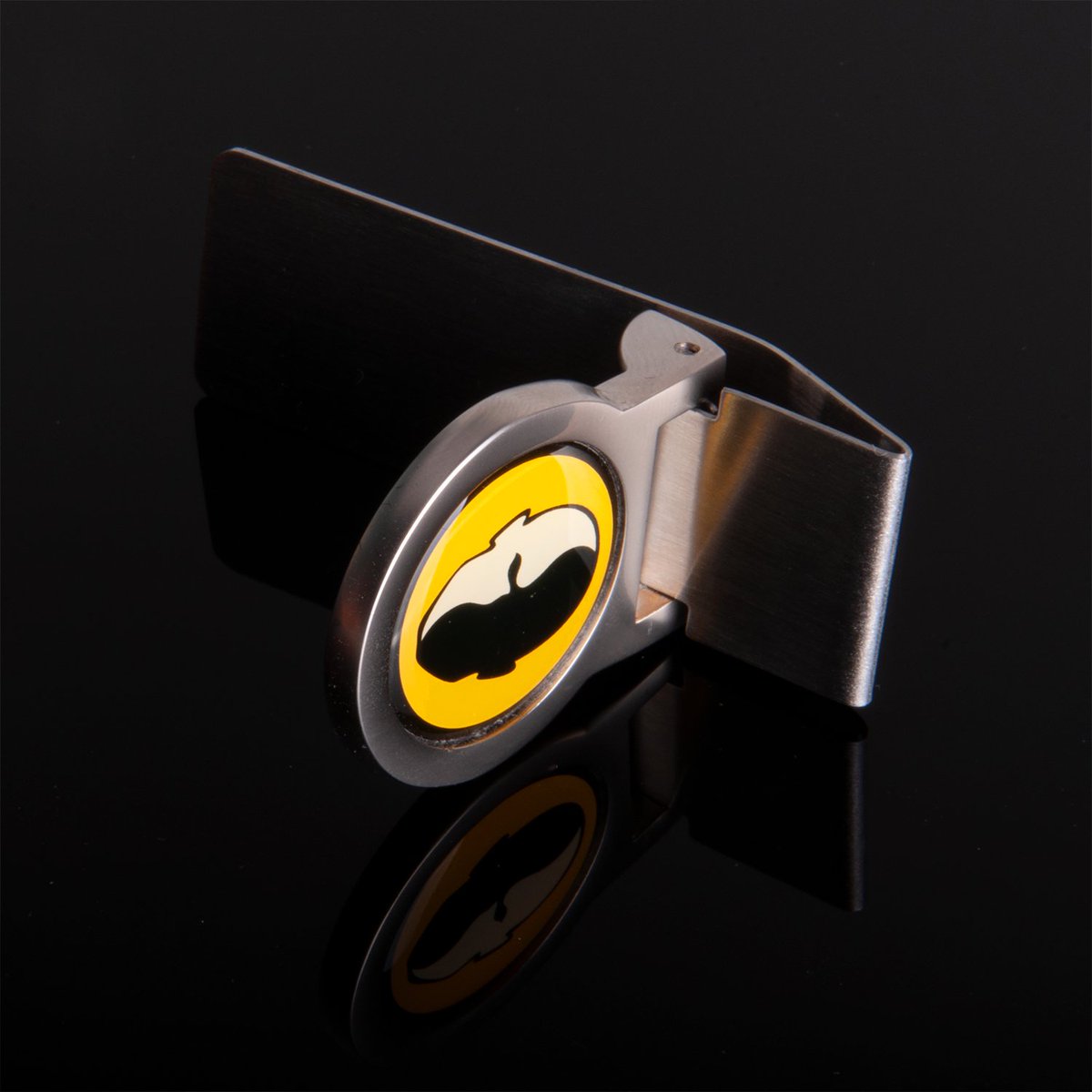 HeadBlade's tweet photo. Tag a friend who needs our HeadBlade Money Clip. This is a great gift for any of your head shaving buddies. An accessory like this will show your support to the head shaving community. They will appreciate it. Available at our website! #headblade #headbladers #headshaver https://t.co/wxHsJMpHJk