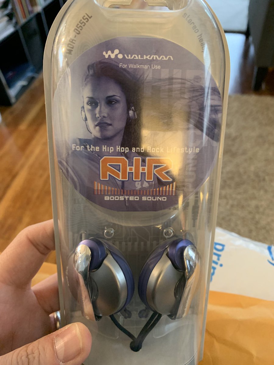 jasonmflow's tweet photo. Guys! I just went back in time to buy some headphones! #ForWalkmanUse #HipHopAndRockLifestyle #MadeIn2003 https://t.co/R5ThLvGCFV