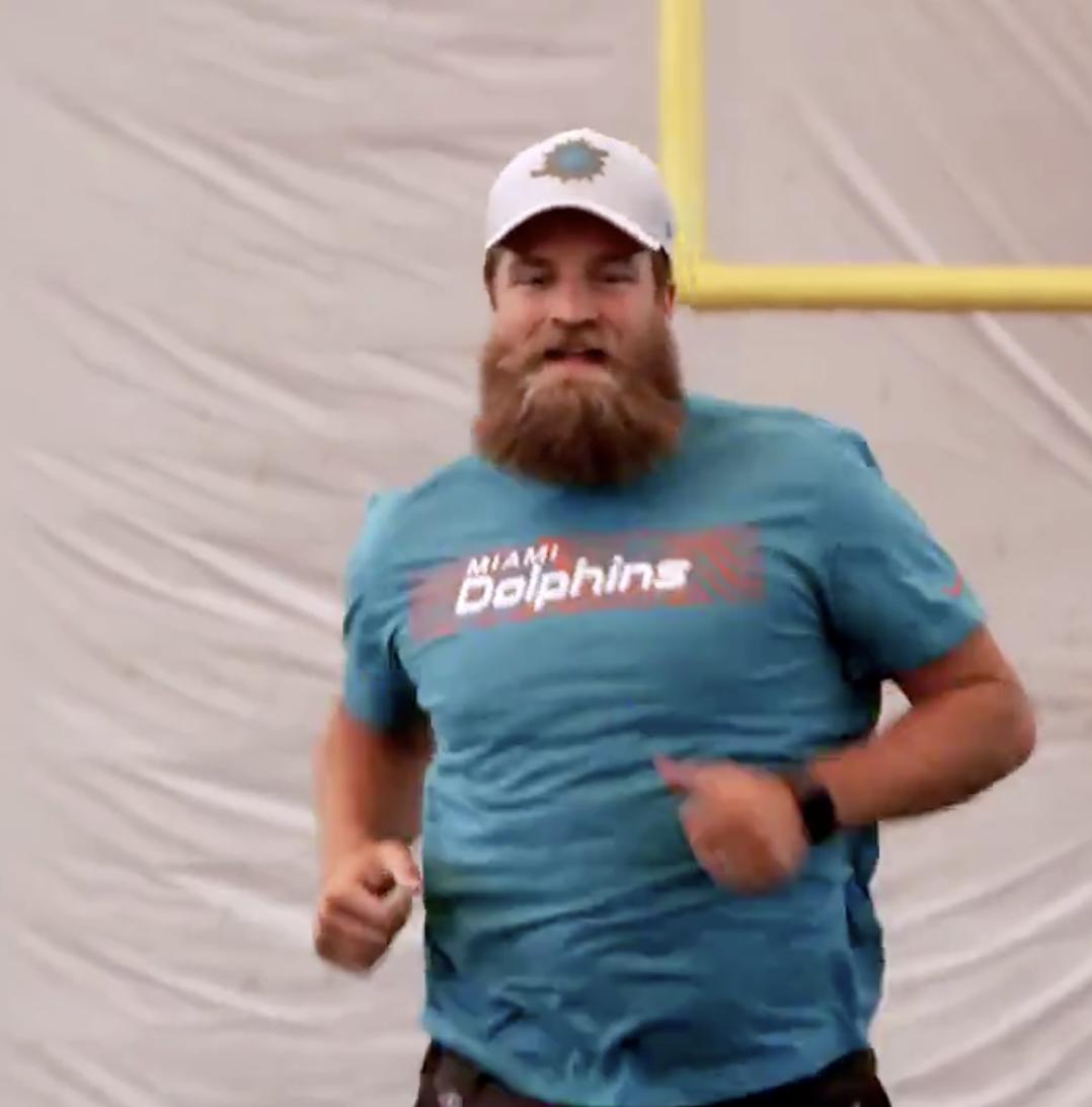 WingfieldNFL's tweet photo. I imagine this is the image we'd get if an NFL team ever ran a promotion to let one lucky fan play quarterback for the day. "Introducing, at quarterback, the fan from section 335, row 8, seat 10!" https://t.co/8B52Xg8PMp