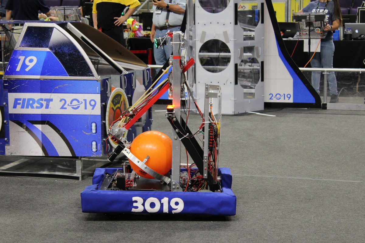 Now that the AZ West Regionals are over, our robot Polyphemus get to take a break from competing while our team winds down from an amazing season. Read all about our achievements from this year on our blog!
firebirdrobotics.com/post/achieveme…