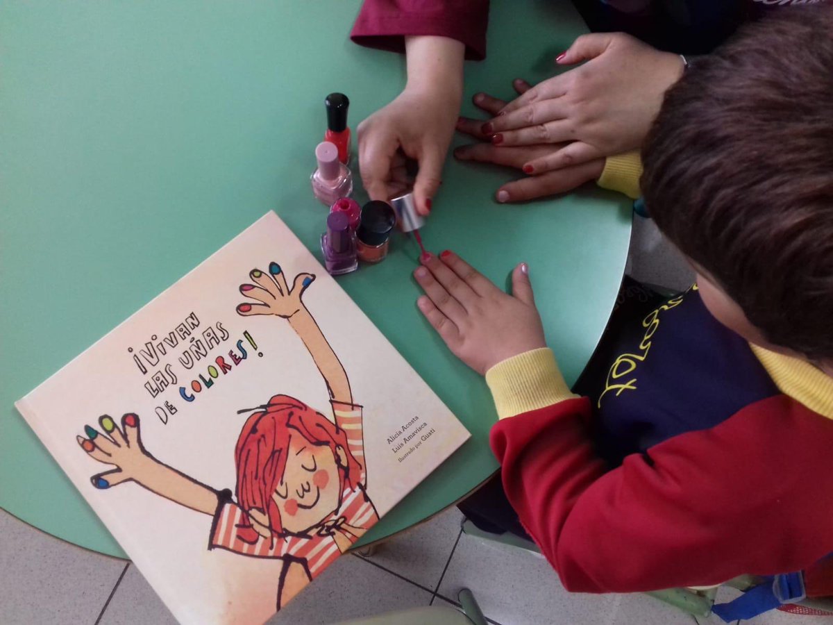 nazaretlapalma's tweet photo. #Infantil3a #EducaciónEmocional / Trabajamos los valores de la igualdad y el respeto con el cuento: “¡Vivan las uñas de colores!” #BeLiveBeLife @coleinnovadores https://t.co/oz8kpCsUDA