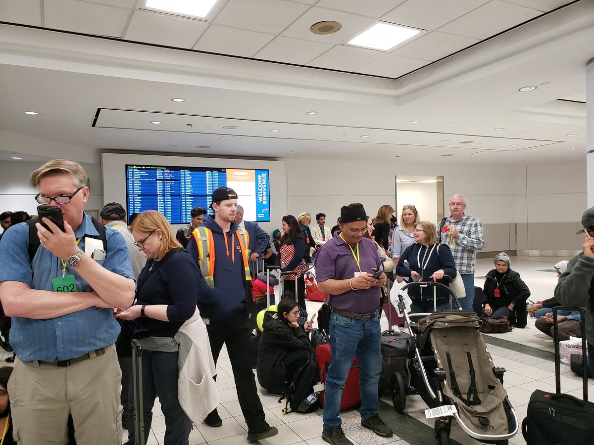 cdrocks89's tweet photo. @EtihadAirways @EtihadHelp   Last night .. bcos of flight cancellation.. we all were made to stand 3 hours.. yes .. 3 hours in line..  even older people, mother with kids, medically sick people not provided any thing.. EY140.. WORST.. https://t.co/Sa8mo6noPV