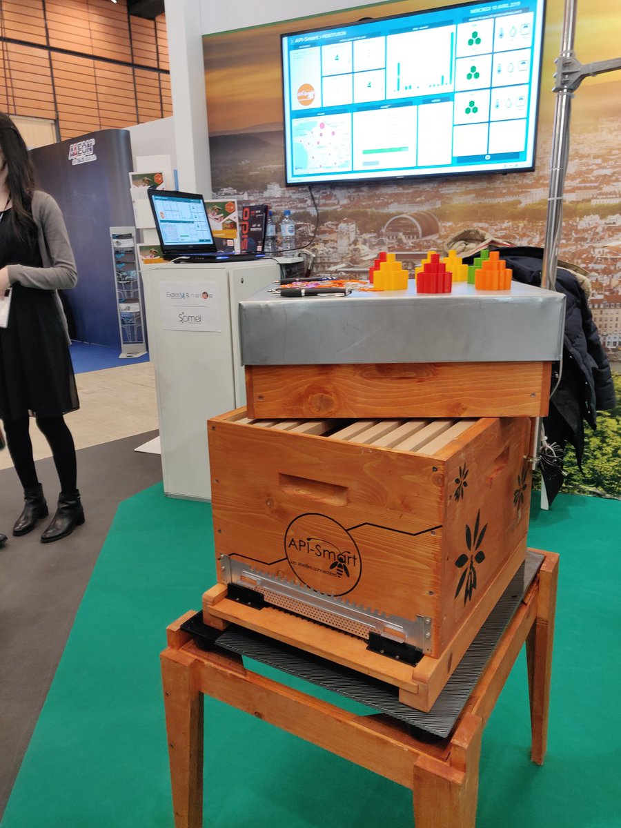 Ares210's tweet photo. Ruche intelligente #SIDO19 manque plus qu'à trouver les abeilles intelligentes 🐝 🧠 à mettre dedans #EverythingSmart #IoT https://t.co/6NsWoAt50d