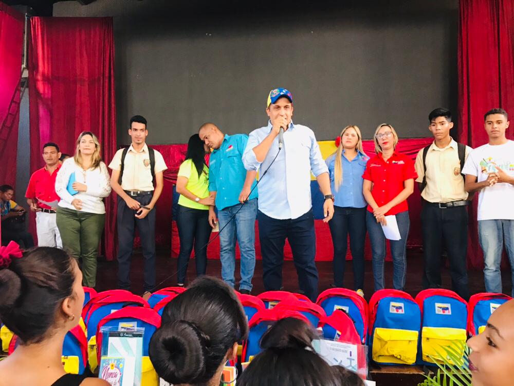 Gracias al amor infinito de nuestro Pdte. <a href="/NicolasMaduro/">Nicolás Maduro</a> por el pueblo, el Gob. de #Sucre <a href="/EdwinRojasM/">Edwin R</a> y el alcalde <a href="/lossifontes/">LUIS JAVIER SIFONTES</a> entregan morrales 🎒 a los estudiantes del Liceo Antonio José de Sucre en #Cumaná. @psuvaristobulo <a href="/prensazees/">Zona Educativa Sucre</a> #EnDefensaDelSistemaEléctrico