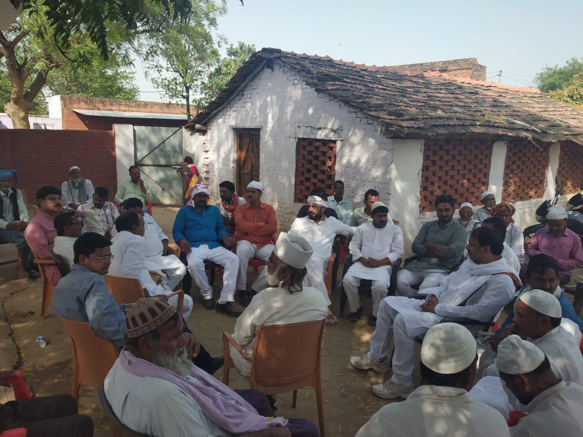 ShivaChandelMzp's tweet photo. @IncNiku @AnupriyaSPatel #lalitesji abhi kuch din purv aap bhi #pic kichwane hi gye the kya ? appko shayad pata na ho kyuki aap #congress se hai ki #Hindu_dharm m jo #Mukhaagni deta hai usko #Chute nhi hai aur dusri pic m @AnupriyaSPatel ji parivaar k kisi sadasya k saath hi baithi hai. @OfficeAPatel https://t.co/TMJxFCZRTf