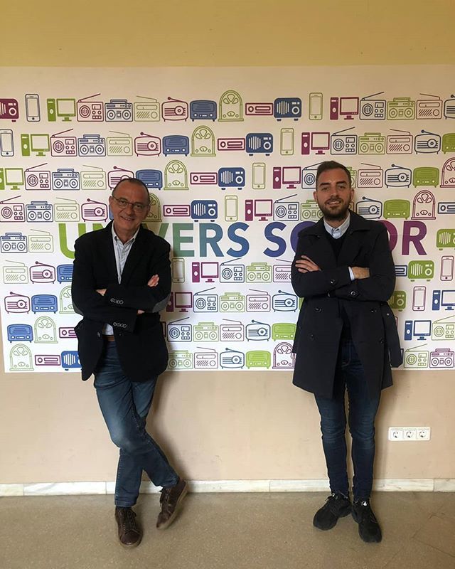 MiquelPueyo's tweet photo. Un any més, els estudiants de comunicació i periodisme de la @universitatdelleida organitzen la @setmanadelacomunicacio. Aquest any - la 16a edició - sobre la ràdio.
Avui, amb el @ignasi_amor ens hem fet aquesta foto al photocall 🔝
#16setcom
#Lleida https://t.co/RuOFUJU58L https://t.co/zprJ31RY2z