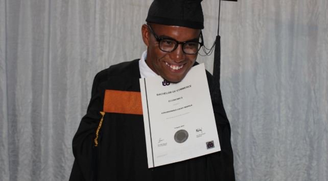mareletmoolman's tweet photo. #NWUNews: No mountain high enough for the NWU's Letlhogonolo Mafela. Despite being born without arms and using his mouth to write since childhood, Letlhogonolo is an epitome of bravery, determination and believing in oneself. Graduating Top of his class. https://t.co/cL1Ma0Kb09 https://t.co/lFB1MOhw8e