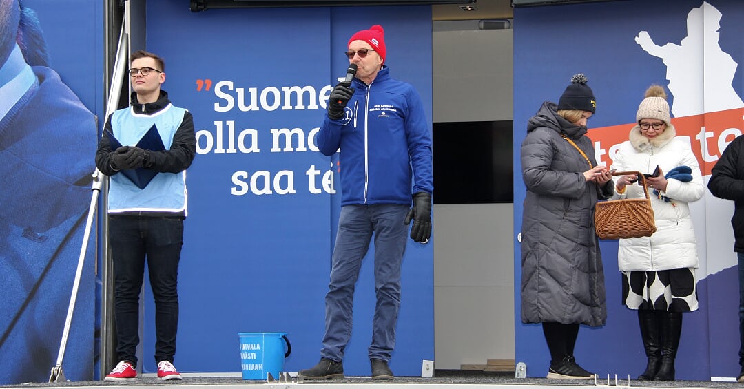 JariLatvala's tweet photo. Kuvia Seinäjoen Kokoomuskiertueelta. Mukana ministeri @anttihakkanen , @paularisikko ja muita eduskuntavaalien ehdokkaita. Jari puhumassa mikrofoniin :)
#seinäjoki #vaalit2019 https://t.co/XhD10cZWDV
