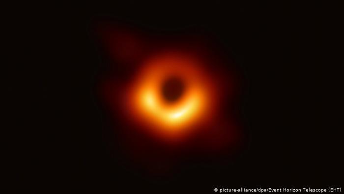 dw_espanol's tweet photo. Pillado in fragante
un agujero negro

Un círculo oscuro rodeado por una incandescencia. Así se ve el agujero negro en la imagen obtenida por ocho telescopios. Pero, ¿qué se sabe sobre el monstruo cuya primera foto se hizo pública este 10 de abril? https://t.co/Wg0E0wyVIb [erc] https://t.co/tENqdZqPGD