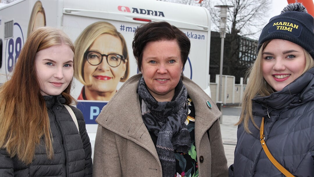 JariLatvala's tweet photo. Kuvia Seinäjoen Kokoomuskiertueelta. Mukana ministeri @anttihakkanen , @paularisikko ja muita eduskuntavaalien ehdokkaita. Jari puhumassa mikrofoniin :)
#seinäjoki #vaalit2019 https://t.co/XhD10cZWDV