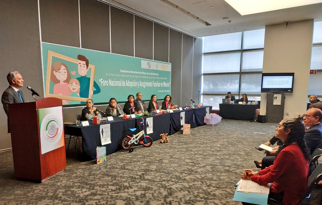 SIPINNA_MX's tweet photo. "La adopción no es para que los padres o madres puedan tener un hijo (a). La adopción es para que niñas, niños y adolescentes puedan tener padres madres y cuidadores. La adopción es un derecho de las niñas niños y adolescentes a tener una familia". Secretario Ejecutivo #SIPINNA. https://t.co/LpBpJX1FGs