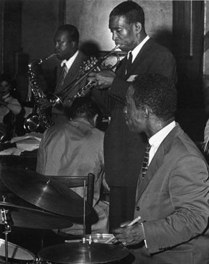 AndreasNtotsias's tweet photo. Hank Mobley - tenor sax 
Horace Silver (back to camera)-piano 
Kenny Dorham-trumpet 
Art Blakey-drums 

https://t.co/Sv54jw85tR Hippy 1955 !

https://t.co/qquYwC4vll Room 608 1955 !

Kenny Dorham-Trumpet
Hank Mobley-T Sax 
Horace Silver-Piano 
Doug Watkins-Bass 
Art Blakey-Drums https://t.co/vlXAe0rnEL