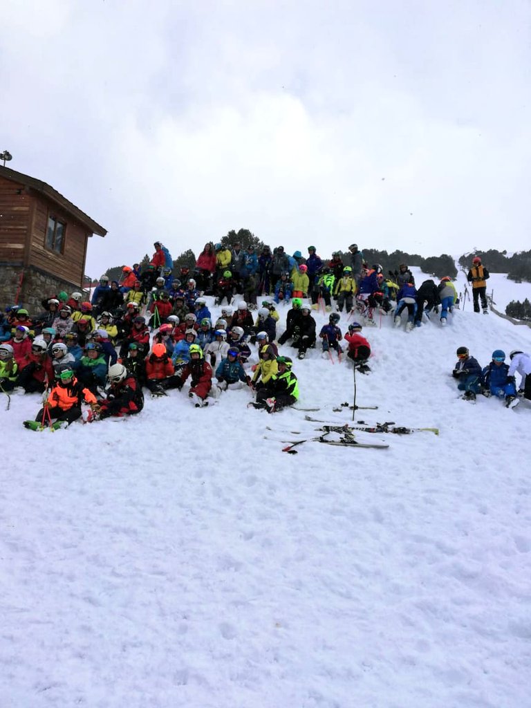 SantErmengol's tweet photo. Avui s'ha realitzat l'eslàlom del Campionat d'Esquí Escolar en la Categoria de 12 a 14 anys al Tarter. També a Naturlàndia amb la modalitat d'esquí de fons.
#cursa #podis #bonambient #granparticipació 
@Naturlandia @grandvalira @GovernAndorra https://t.co/LJoss455Tv