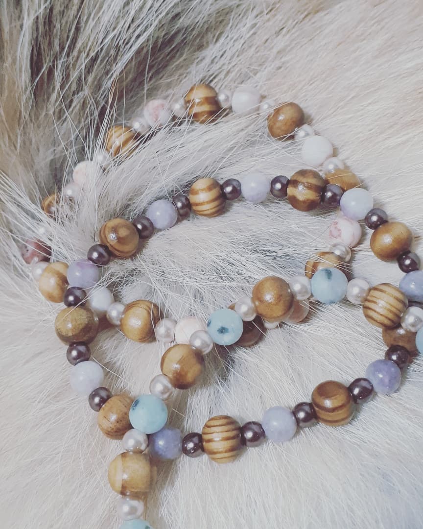 sdobcreations's tweet photo. More stretchy bracelets. Each with wood, imitation glass pearls, and matte stone beads.
#handmadejewelry #bracelets #woodbeads #jasperbeads #pearlbeads #glassbeads #stretchybracelets https://t.co/3WYgjc8WET
