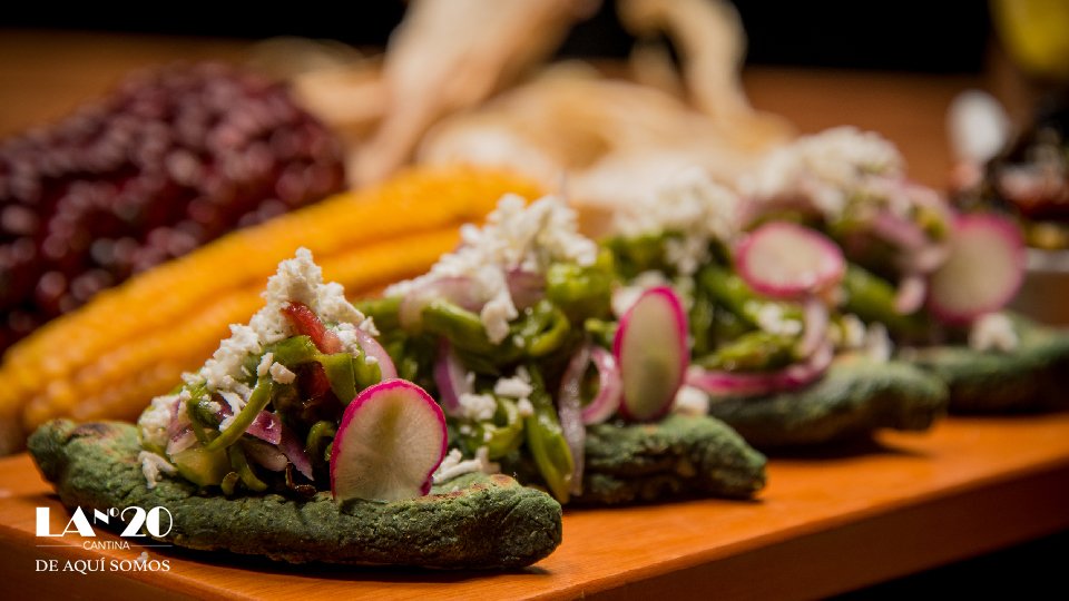 CantinaVeinte's tweet photo. El diccionario define a los #tlacoyos como: tortilla gruesa de maíz rellena de frijoles u otro alimento. Pero sabemos que son mucho más que eso... ¿Cómo los defines tú? #CocinadeCantina #Primavera #Estilo20 https://t.co/TpCXT5PoFf https://t.co/uzlvnadbOw
