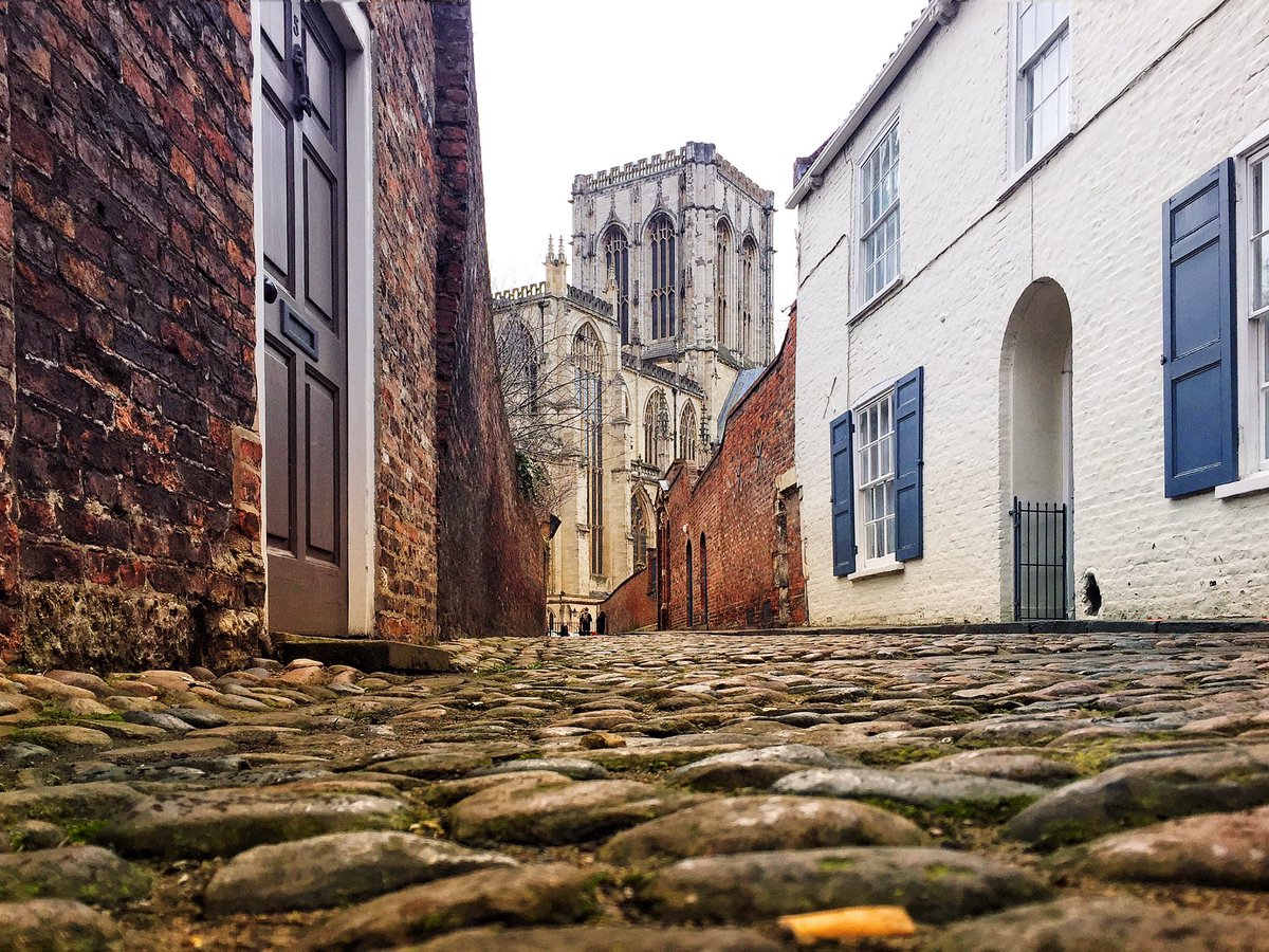 COBBLED BACK STREET. Chapter House Street, York. #york #yorkminster #cobbledstreets #loveyork #hiddenyork #visityork