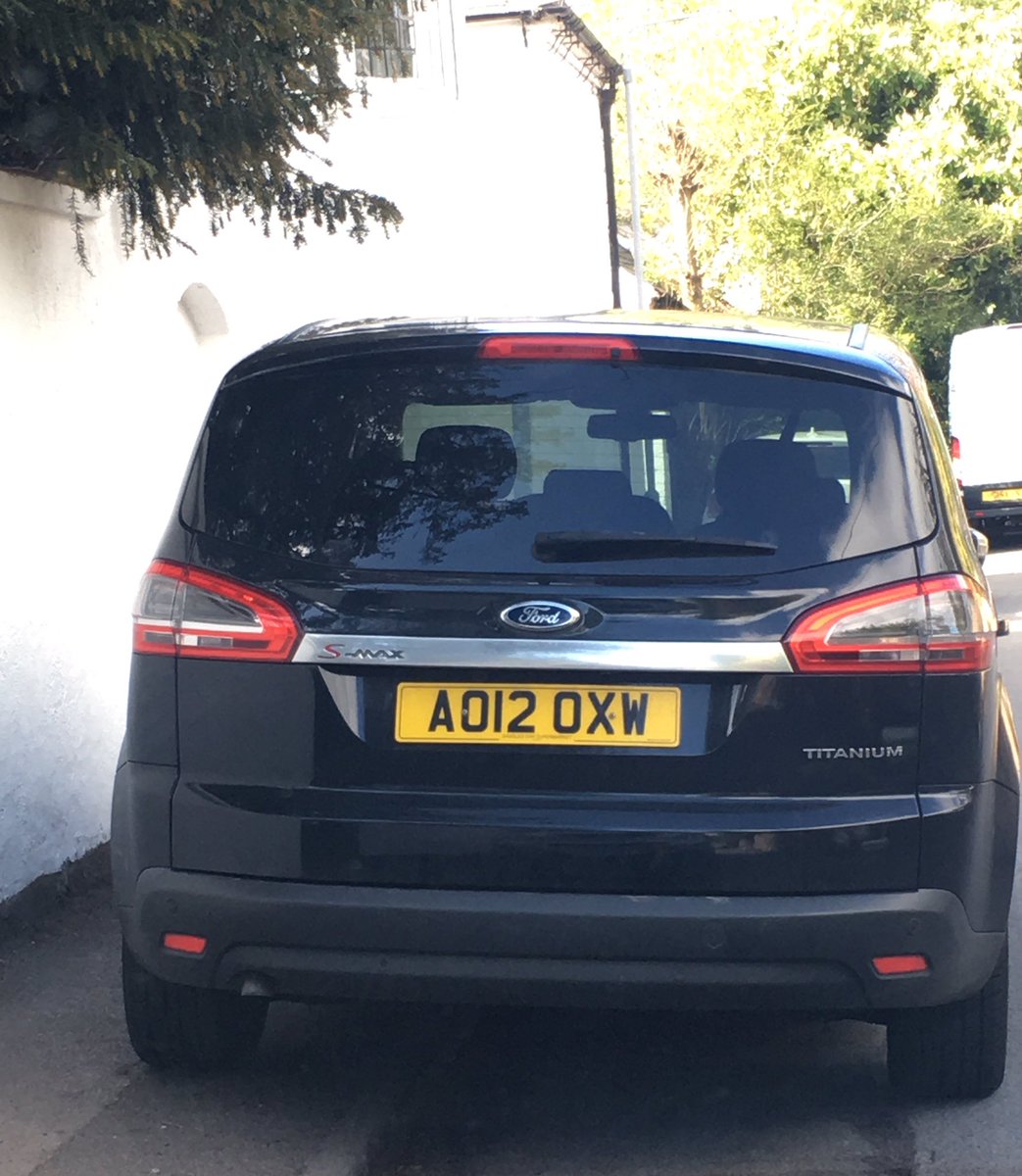 More inconsiderate parking on Wood Lane Gedling this morning <a href="/ShameADriver/">ShameADriver</a>  #gedling #ng4 #nottingham
