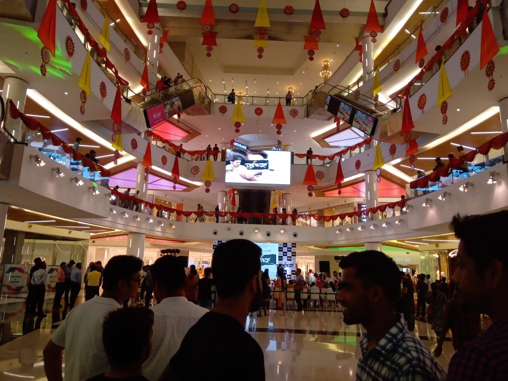 MonisankarDutta's tweet photo. Awesome Moment... 10th April #Trailer_launch program #jyeshthoputro .. Audience very excited ..at #south_city_Mall.... Tolly icon #bumba_da always great .. #Team_PFC https://t.co/zwjnupwpox
