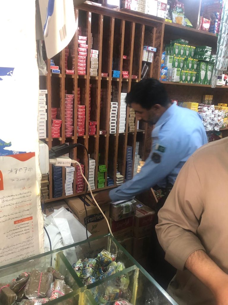 dcislamabad's tweet photo. میجسٹریٹس ابھی دودھ کے ٹرکس ، شادی ہالوں میں ون ڈِش و ٹائم، پرائس کنٹرول ، کوالٹی چیک کر رہے ہیں ۔ ۱۰۰۰ لیٹر خراب دودھ ضائع ،ایکسپائرڈ چیزیں بیچنے پر دو دکانیں سیل، مہنگائی پر لاکھ روپے جرمانہ اور شادی ہالوں کا چالان کیا گیا ہے۔ قانون کے نفاذ کے لئے روزانہ ایکشن لینا ضروری ہے https://t.co/GU0Ve0mQVG