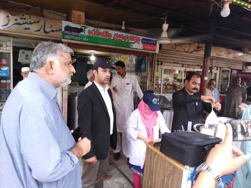 dcislamabad's tweet photo. میجسٹریٹس ابھی دودھ کے ٹرکس ، شادی ہالوں میں ون ڈِش و ٹائم، پرائس کنٹرول ، کوالٹی چیک کر رہے ہیں ۔ ۱۰۰۰ لیٹر خراب دودھ ضائع ،ایکسپائرڈ چیزیں بیچنے پر دو دکانیں سیل، مہنگائی پر لاکھ روپے جرمانہ اور شادی ہالوں کا چالان کیا گیا ہے۔ قانون کے نفاذ کے لئے روزانہ ایکشن لینا ضروری ہے https://t.co/GU0Ve0mQVG