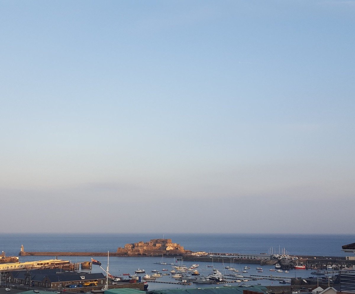DOR_Guernsey's tweet photo. Another beautiful evening looking out over Castle Cornet in St Peter Port π
#VisitGuernsey #ViewsOfGuernsey https://t.co/ExNXArpcOZ