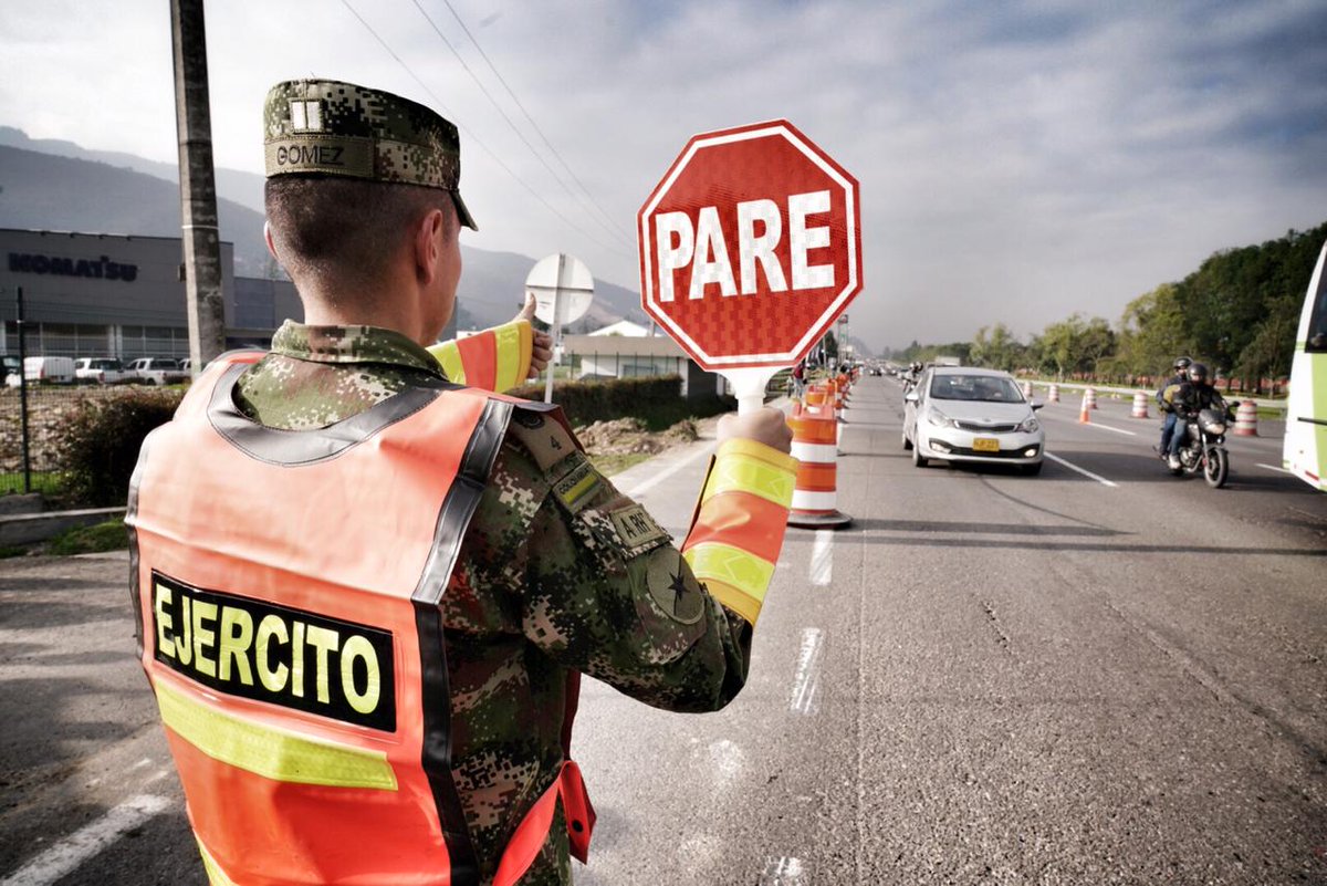 COMANDANTE_EJC's tweet image. Realizamos el lanzamiento del plan de seguridad para Semana Santa. Tendremos más de 21.000 #HéroesBicentenarios del @COL_EJERCITO comprometidos con la seguridad del país. De ellos, 9000 estarán desplegados en ejes viales en todo el territorio nacional.