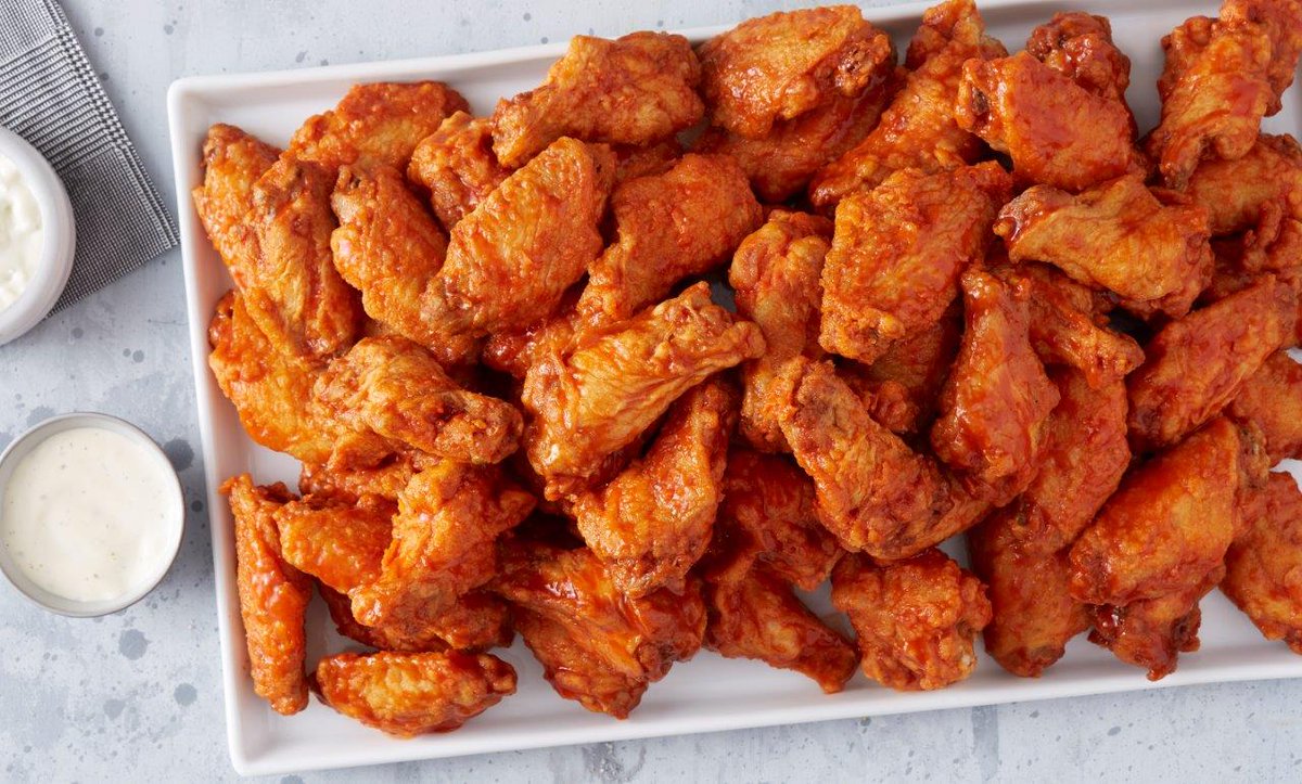 WingsOverMKE's tweet photo. Happy #WingsOverWednesday! RT this for a shot at a free pound of boneless wings! Must follow to be eligible to win! https://t.co/DQorIPJ2fo