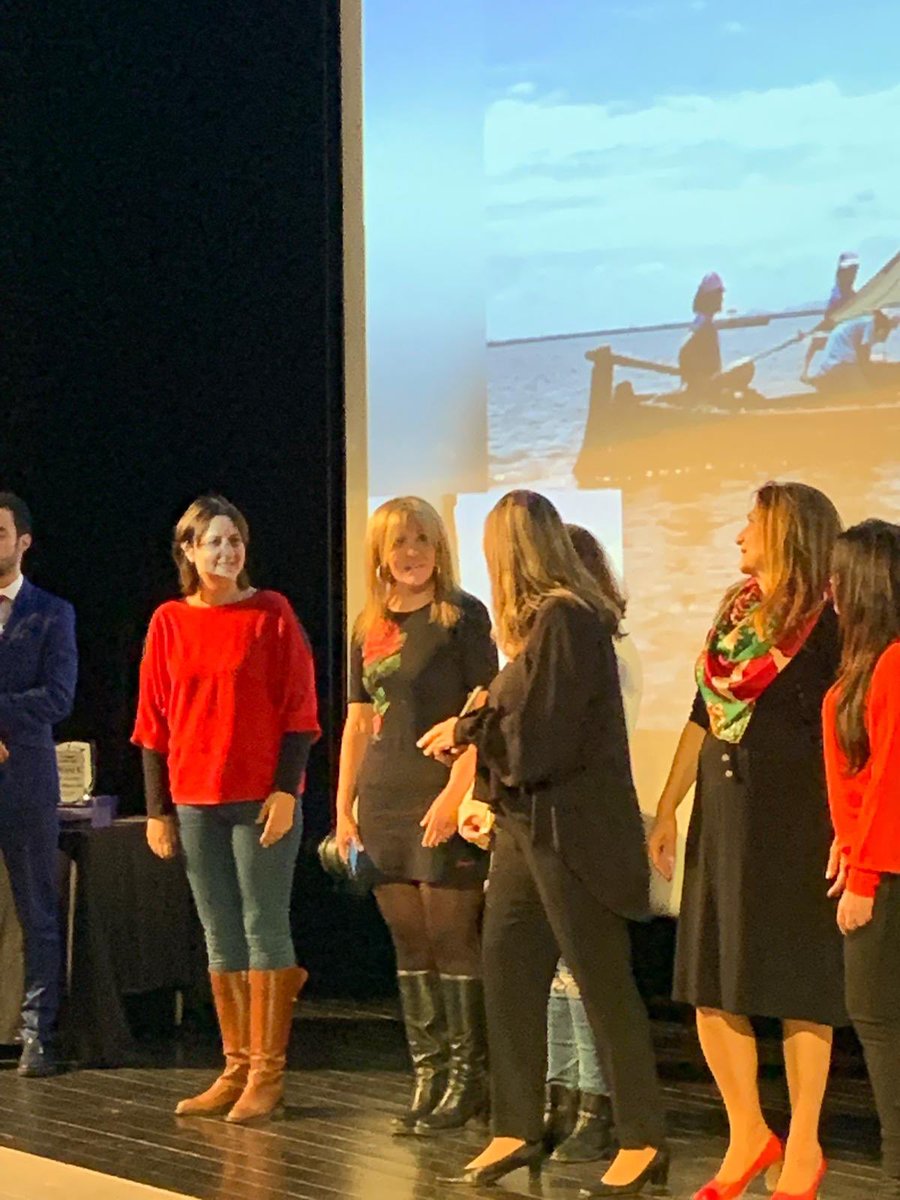 RosaPerezGarijo's tweet photo. Als premis de El Periodico de aquí on he entregat el premi d'Igualtat a l'equip femení Associació Cultural de Vela Llatina de Silla amb el meu company @ValentinMateos de @EUPVSilla #PremiosEPDA https://t.co/lKVaqCrKGx