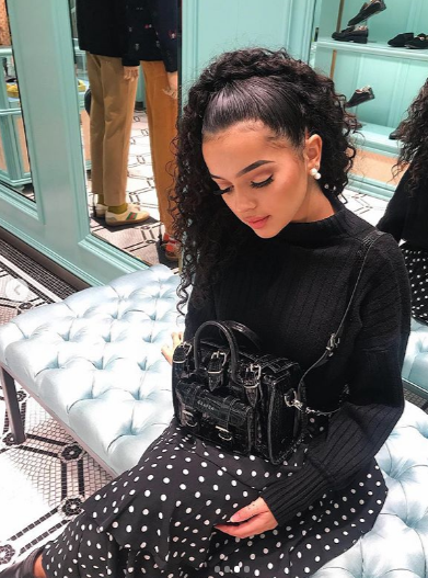 Cześć! Mam na imię Suzie i bardzo chętnie was poznam! Jestem miła kochana i bezproblemowa. Chętnie obejrzę film zjem pizze i popije butelką winka. 🍷  Jeżeli miałby ktoś ochotę się poznać, gdzieś wyjść lub porozmawiać zapraszam na DM. 💞