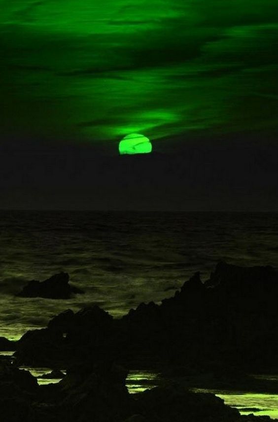Есть зеленая луна. Зеленая Луна. Луна на зеленом небе. Зелёная Луна явление. Зеленая ночь.