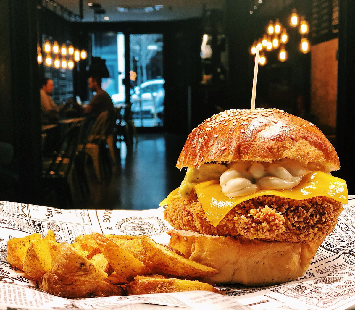 🔥 Siempre es un buen momento para una #burger Chicano! Y recuerda, los #miércoles, tu caña a 1€! 😏🍻