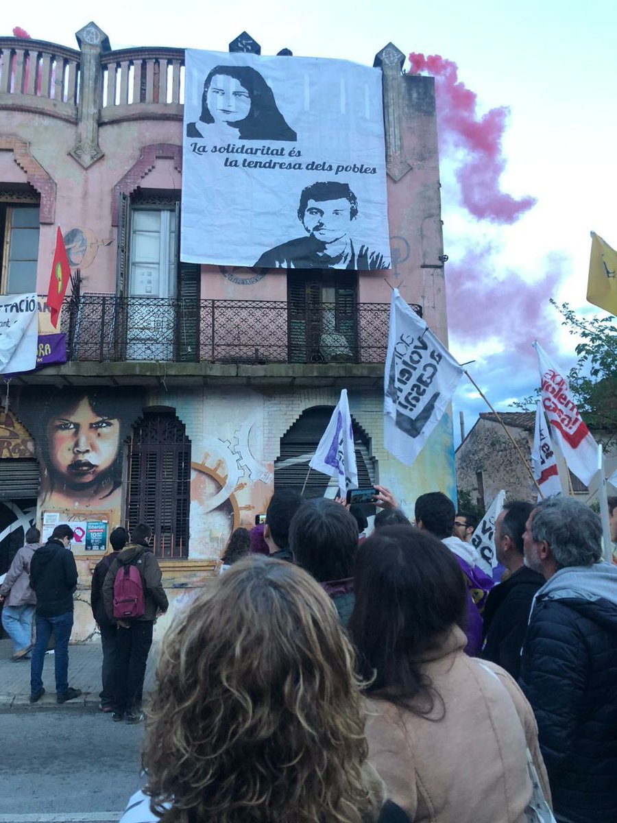 LaForja_Jovent's tweet photo. 📌 #Viladecans omple els seus carrers de solidaritat contra la repressió de l'Estat un any després del confinament de la Tamara i l'exili de l'Adri.

Davant les ràtzies repressives el jovent seguirem alçats! #MalgratTotSeguimLluitant https://t.co/GB7S8Z3ep3