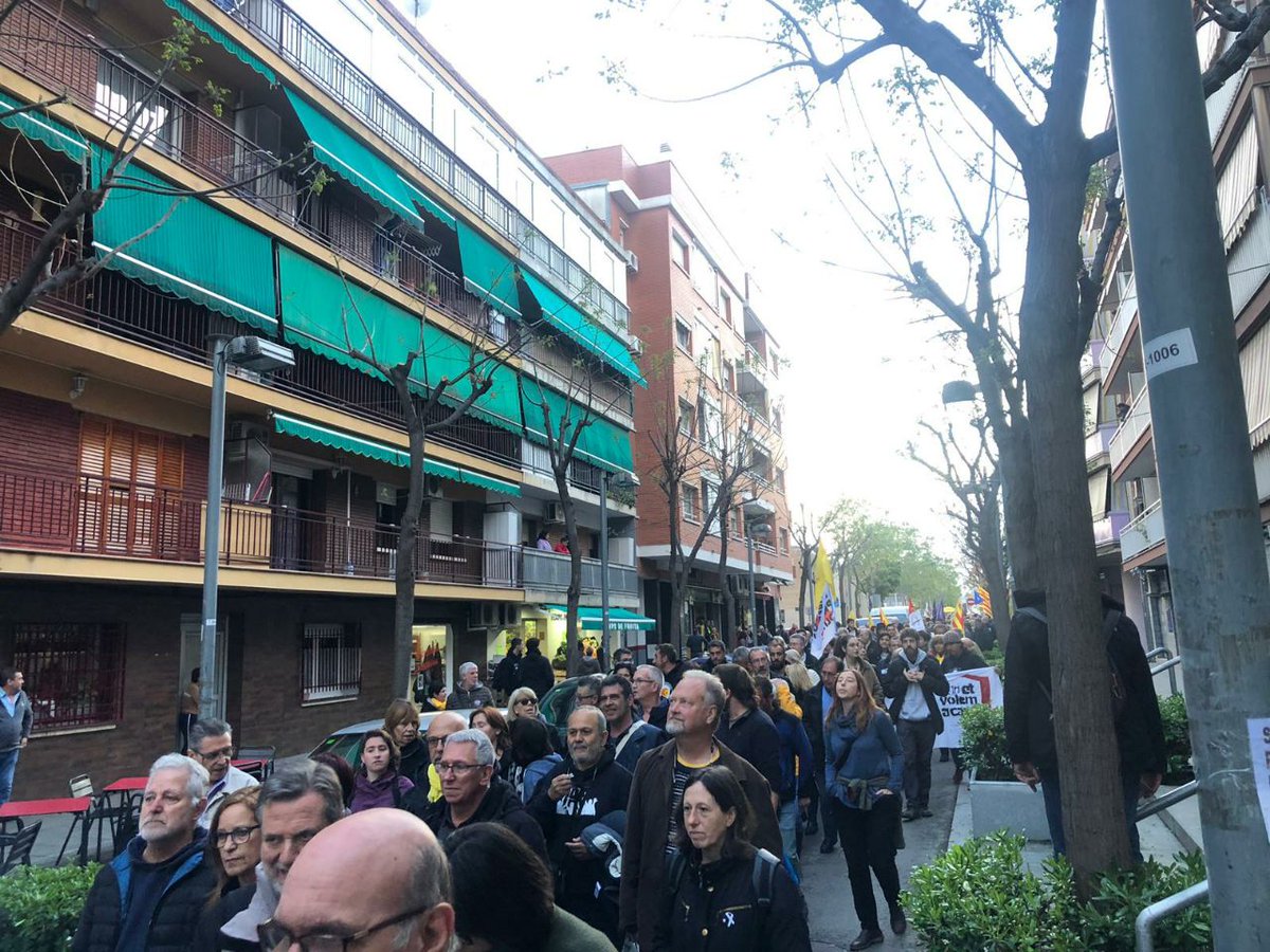 LaForja_Jovent's tweet photo. 📌 #Viladecans omple els seus carrers de solidaritat contra la repressió de l'Estat un any després del confinament de la Tamara i l'exili de l'Adri.

Davant les ràtzies repressives el jovent seguirem alçats! #MalgratTotSeguimLluitant https://t.co/GB7S8Z3ep3